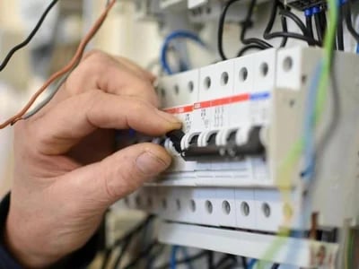 Prüfung ortsveränderlicher elektrischer Betriebsmittel in Unternehmen: Pflichten und Verantwortlichkeiten