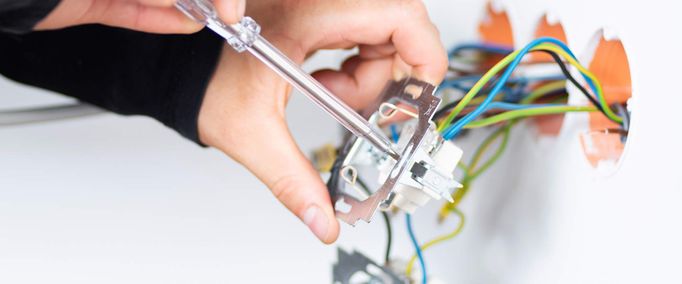 Prüfung ortsveränderlicher elektrischer Betriebsmittel in Unternehmen: Pflichten und Verantwortlichkeiten