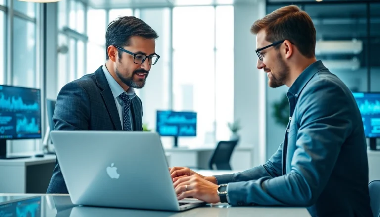 Headhunter IT im Austausch mit Kandidaten in modernem Büro über Laptop.