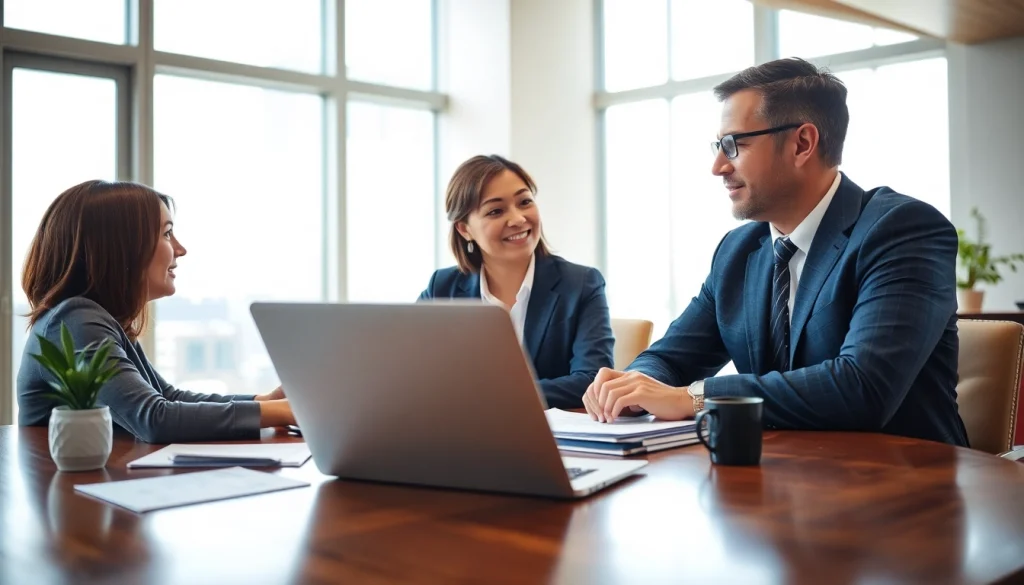Personalberater berät Kunden in modernem Büro über Karrieremöglichkeiten